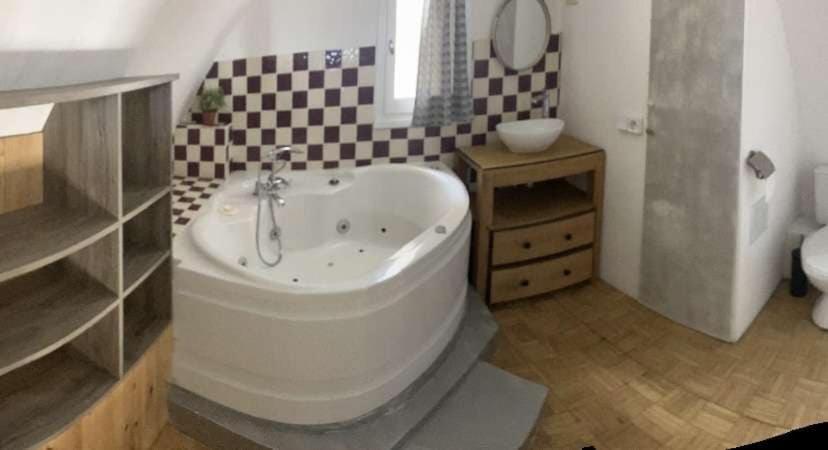 Appt 80 m2 vue port avec baignoire balnéo - 4