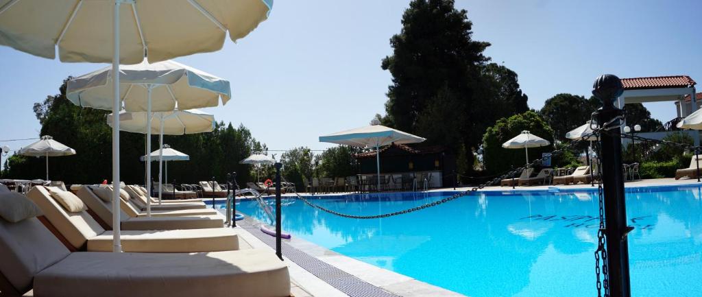 Pasiphae Hotel — Swimming pool in Skala Kallonis, North Aegean