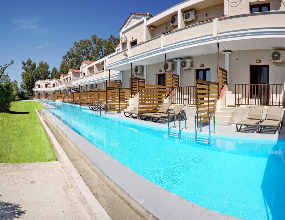 Pasiphae Hotel — Swimming pool in Skala Kallonis, North Aegean