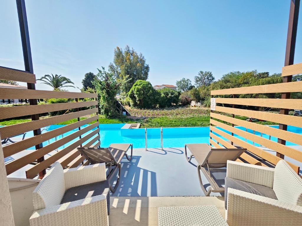Pasiphae Hotel — Swimming pool in Skala Kallonis, North Aegean