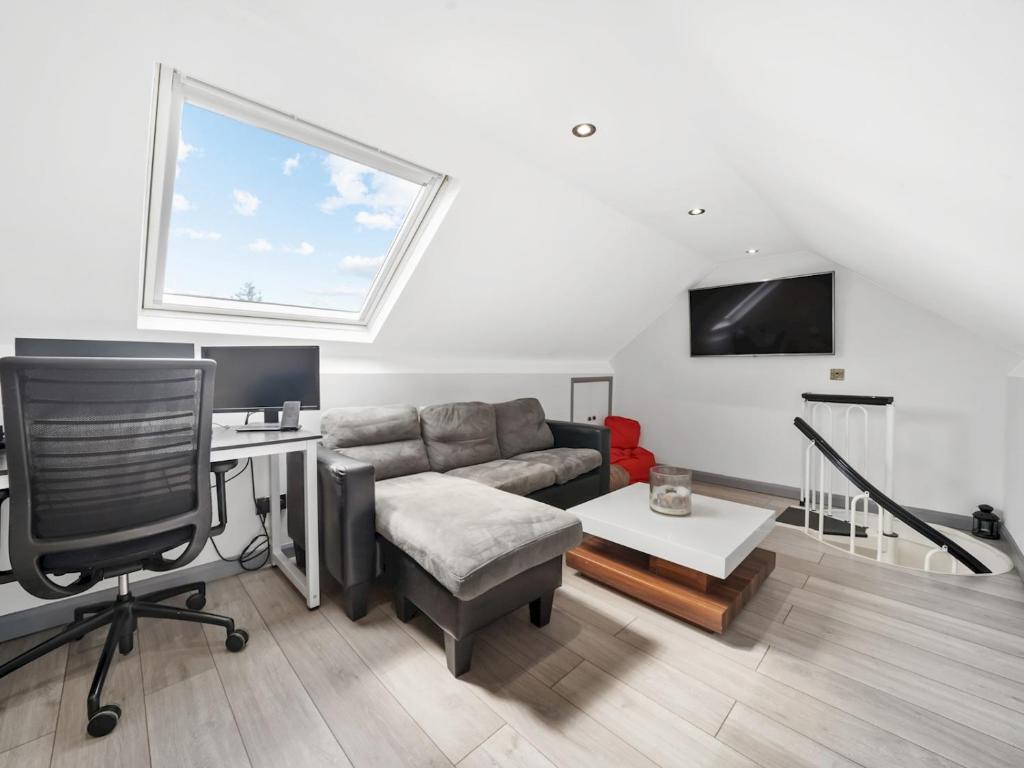 Pass the Keys Spacious Garden Family House - Marks Gate, Romford