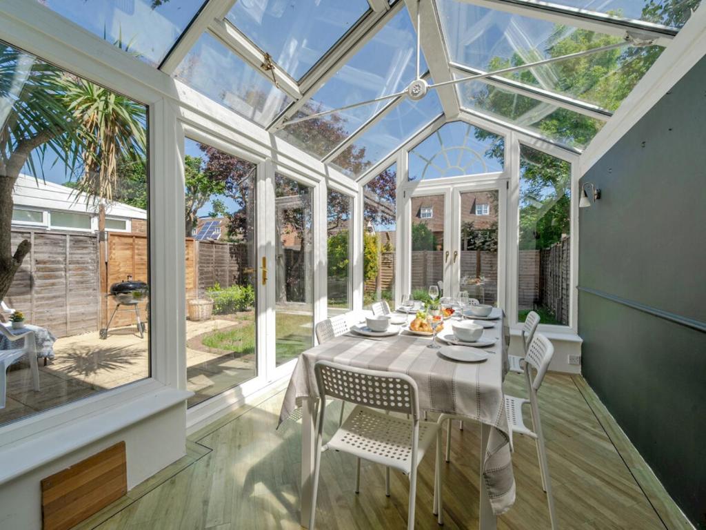 Pass the Keys Spacious 3BR Home wFree Parking, Hersham