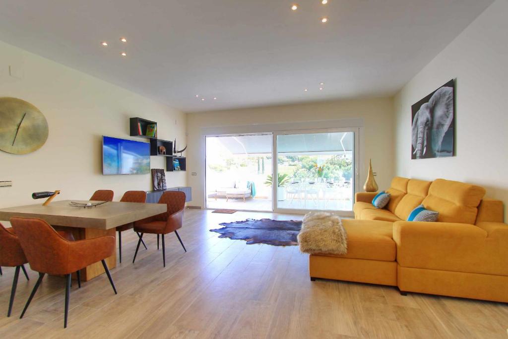 1166 Modern Luxury Villa with Panoramic Golf Views - 5