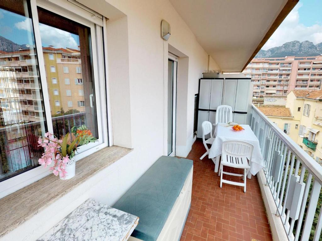 Studio au dernier étage avec terrasse, parking privé, clim, et wifi - centre ville et plage à proximité - FR-1-196-234 - 4
