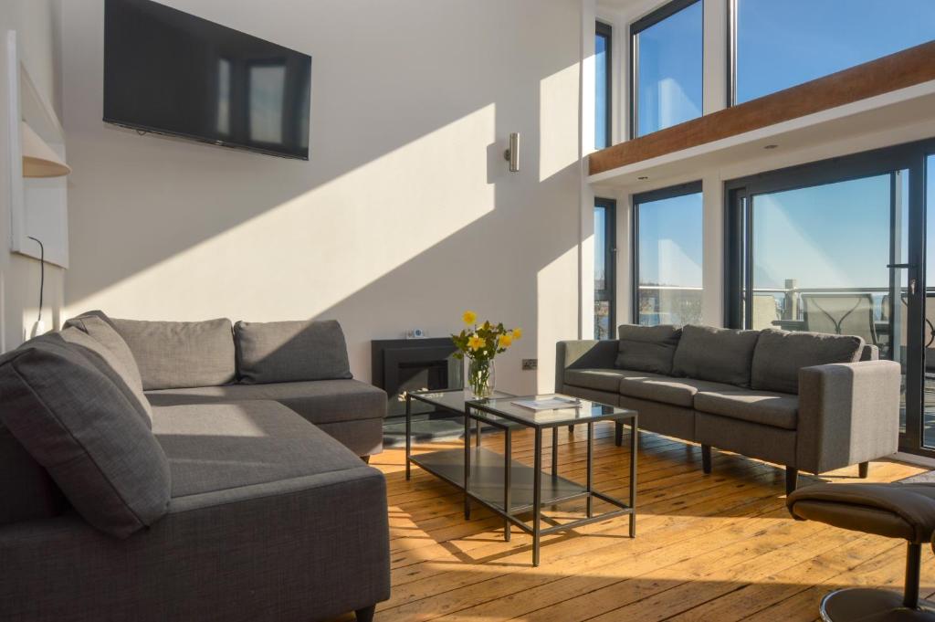 Cliff Top - Bubbling Springs, Wemyss Bay