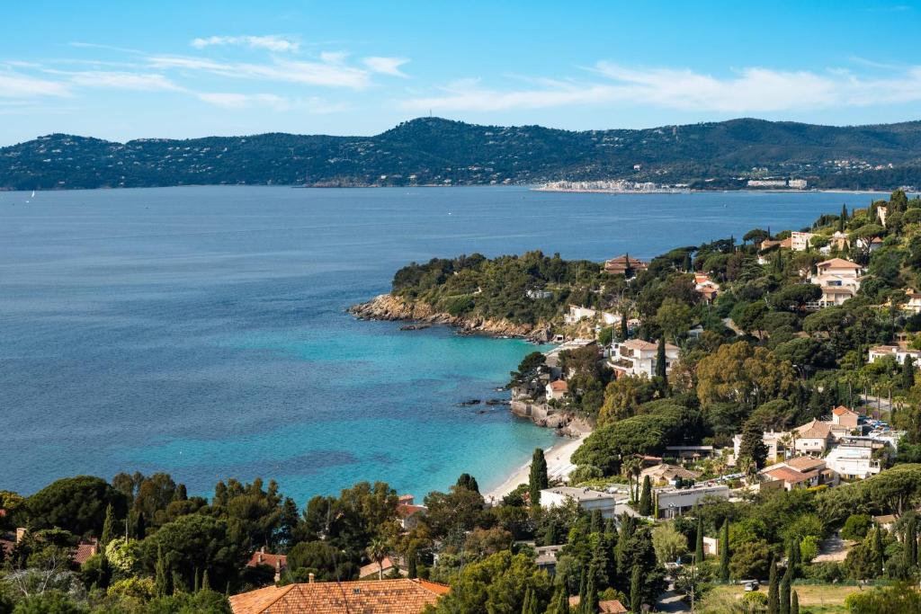 Bright apartment with terrace and sea view Le Lavandou - 4