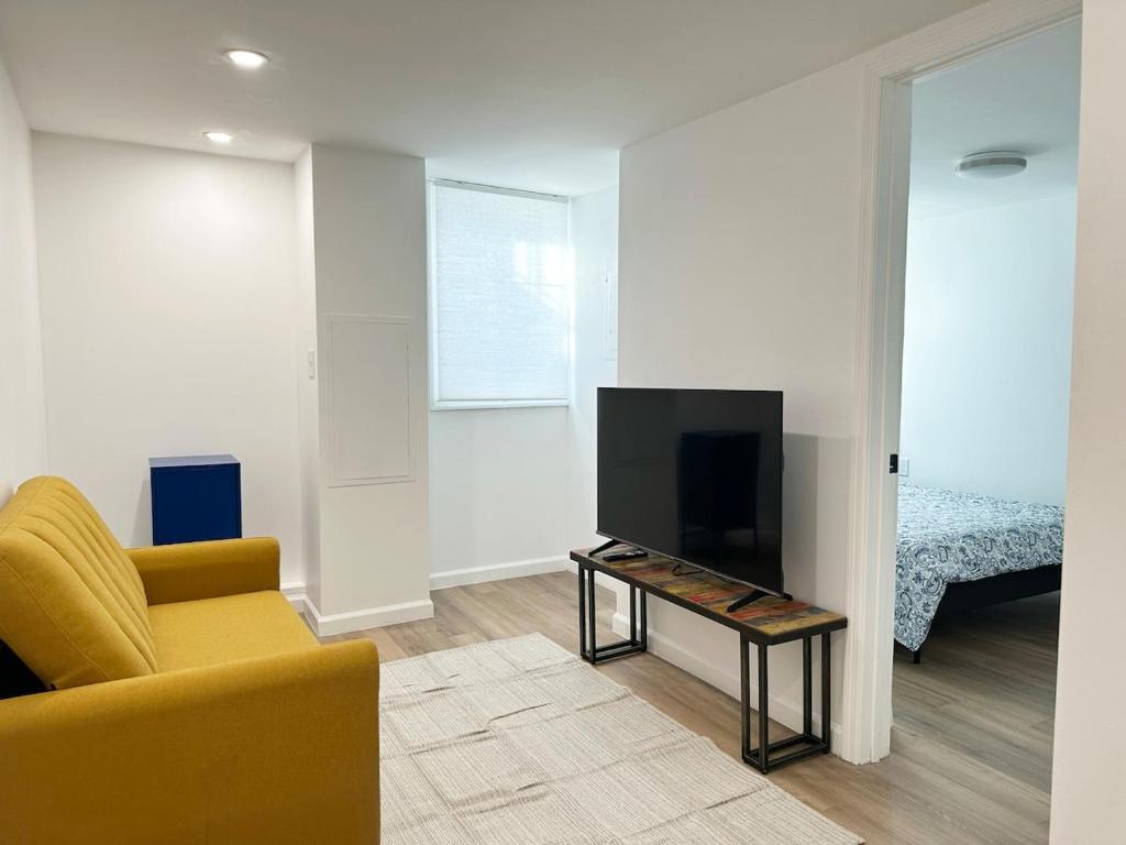 Stylish 2BR - EWR, Stadium & NYC, Newark