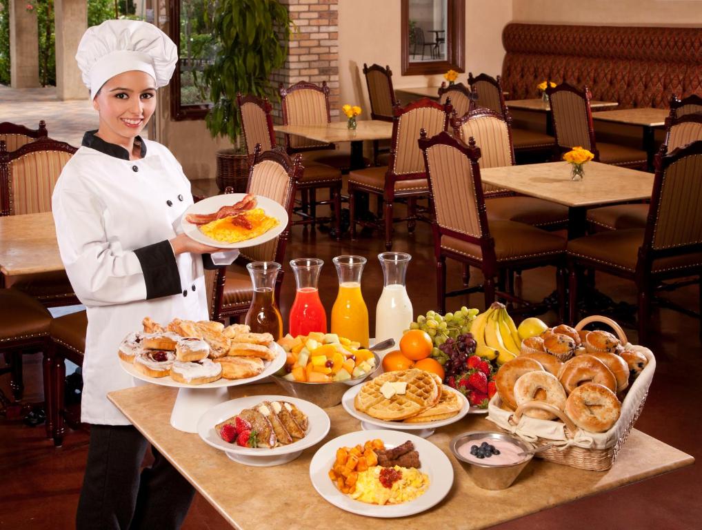 ホリデイ イン ホテル アンド スイーツ バーストー バイ IHG (Holiday Inn Hotel And Suites Barstow By IHG) お料理のイメージ
