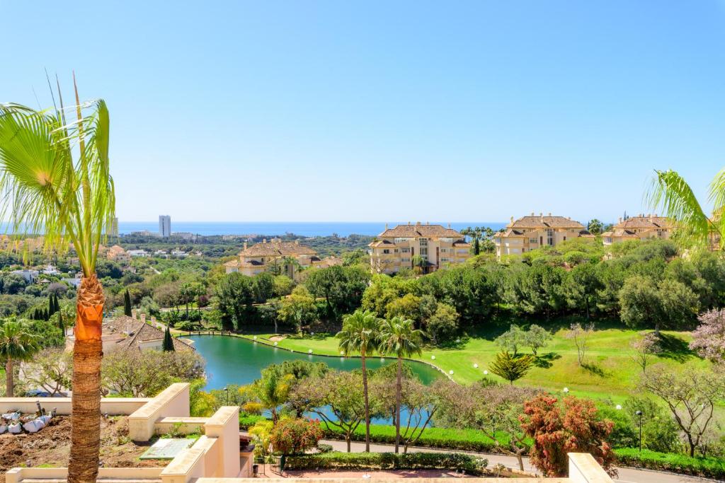 Elviria Hills Penthouse - Idyllic Golf & Sea View Oasis in Marbella - 3