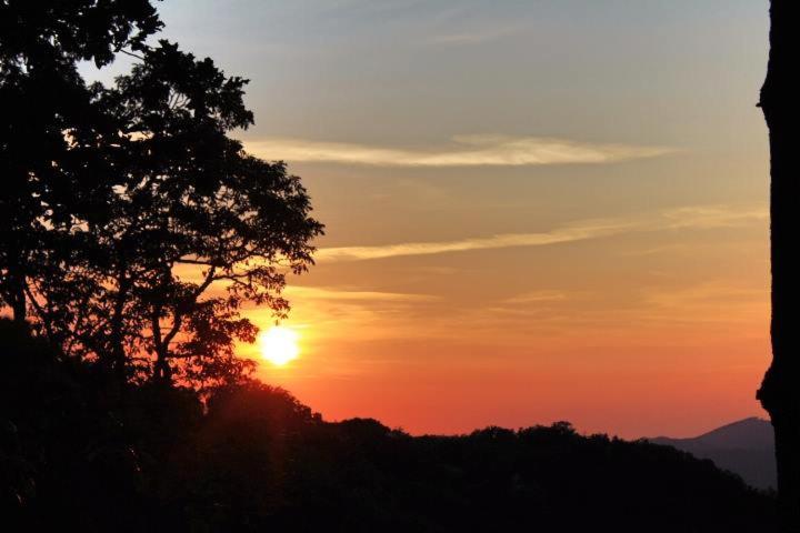Mountain Retreat With Great View and Calm Winds, Burnsville