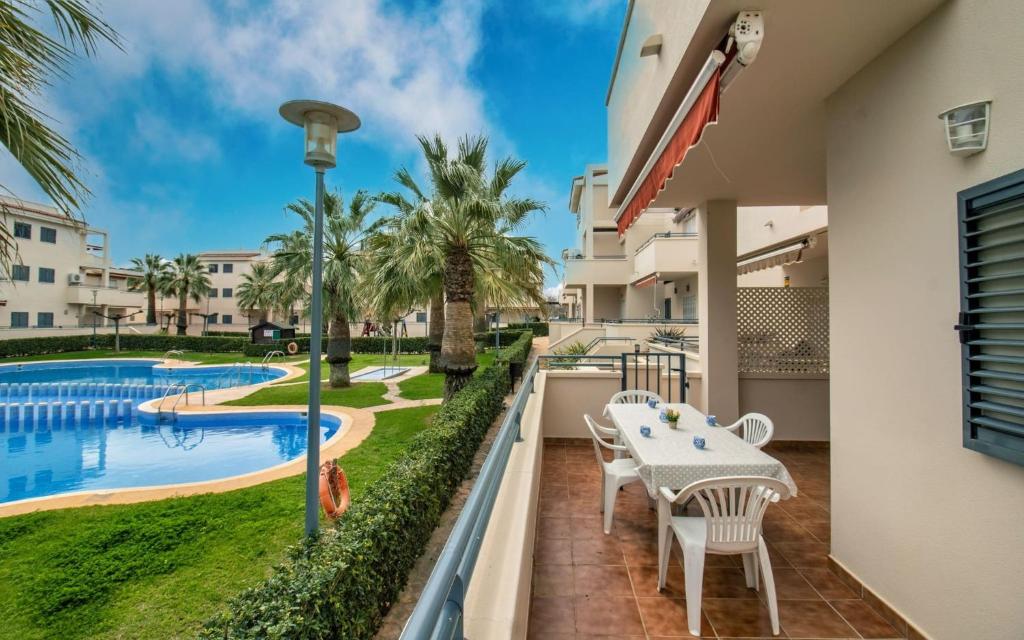 Las Arenas Bajo frente a la piscina ALBERT VILLAS - 1