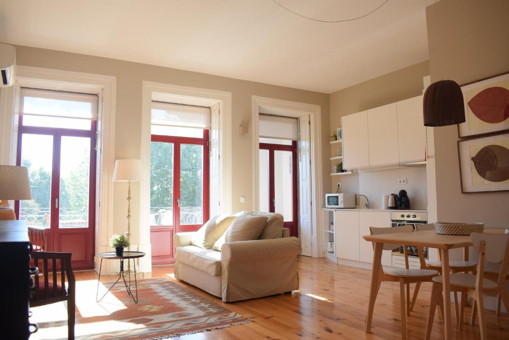 Liiiving in Porto - Vintage Balcony Apartment, Porto