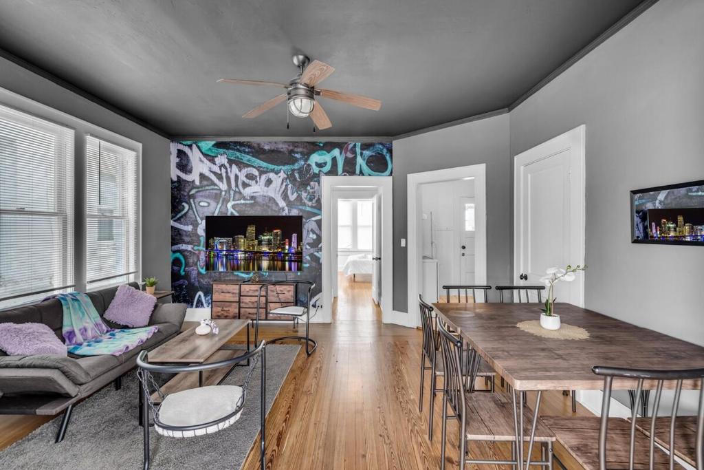 2 Bedrooms in Edgewater, Free Parking, 12 minutes to the Ocean #8, Miami