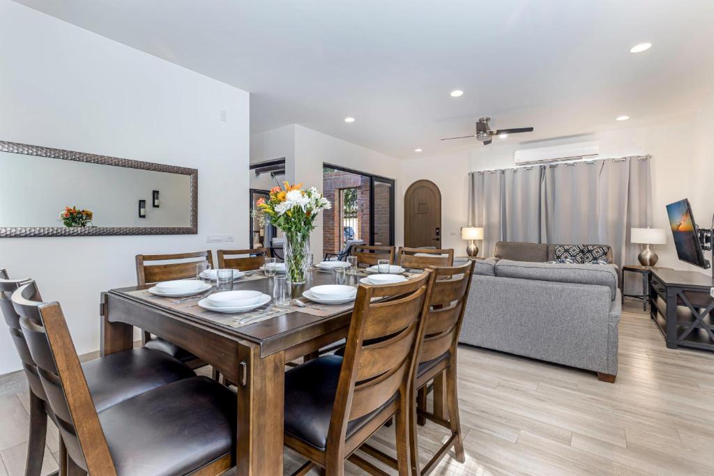 Deluxe Ground Floor 3 BR Sleeps 8 with Resort Amenities - 5