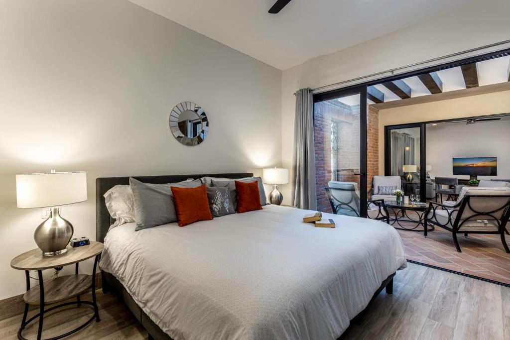 Deluxe Ground Floor 3 BR Sleeps 8 with Resort Amenities - 4