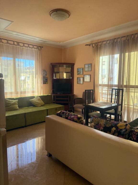 Seaview Apartment Golem, Polisi i Vogël