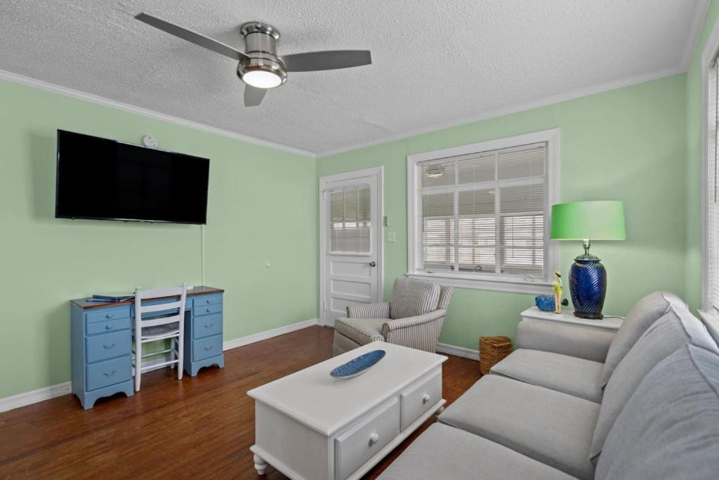 The Enchanted Mermaid. PF Upper Duplex and 2 blocks to the SEA, Carolina Beach