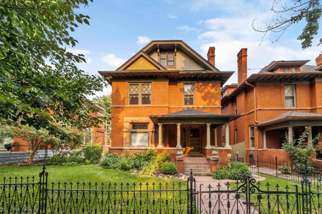 Historic Cap Hill Gem Prime Location Walkable, Denver