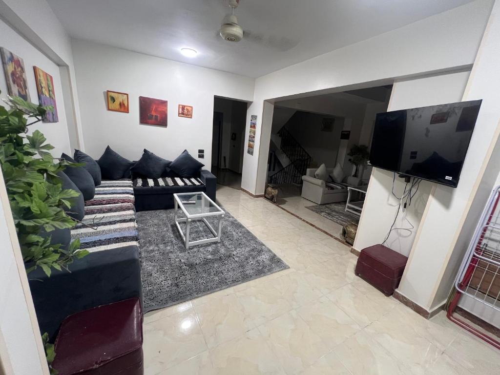 Mohamed Home, Jazīrat al ‘Awwāmīyah