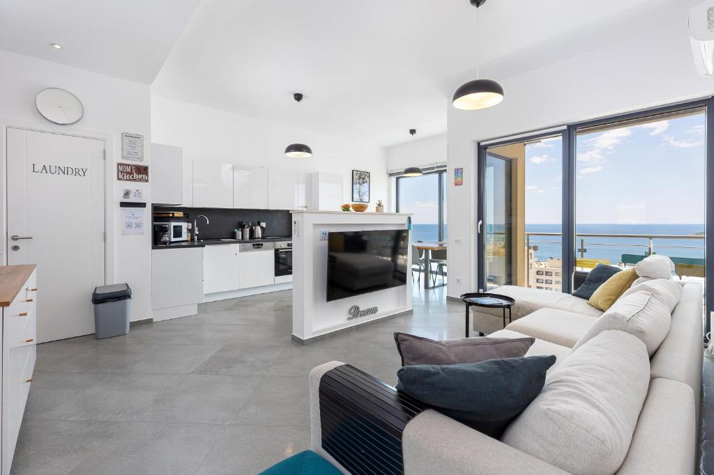 Modern Top Floor Sea View 3BR with Pools, Spa & Fitness - 2