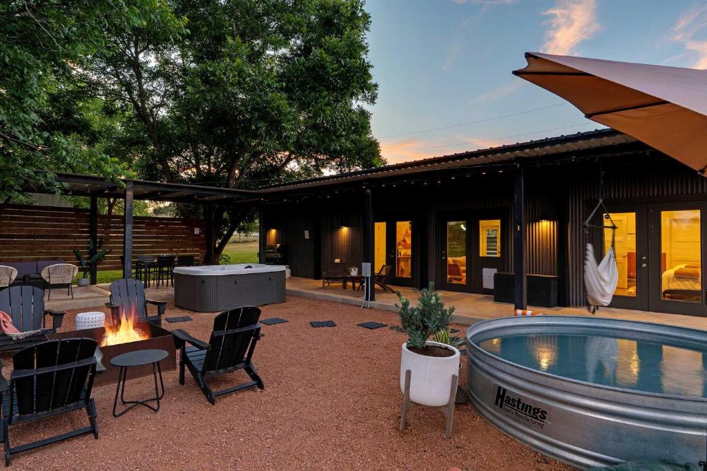 Container Haus, Hot Tub, Cowboy Pool, Pet Friendly!, Fredericksburg