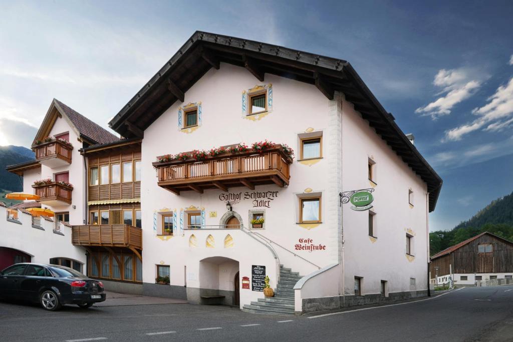 Hotel Schwarzer Adler — Hotel in Curon Venosta