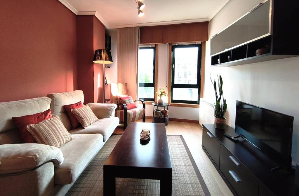 Holibai, Angelitiña, En zona residencial cerca de la playa Baiona, Baiona