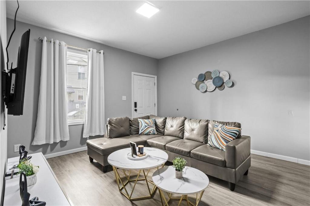 Modern Home Near Acrisure & PNC Park - Private Parking, Pittsburgh