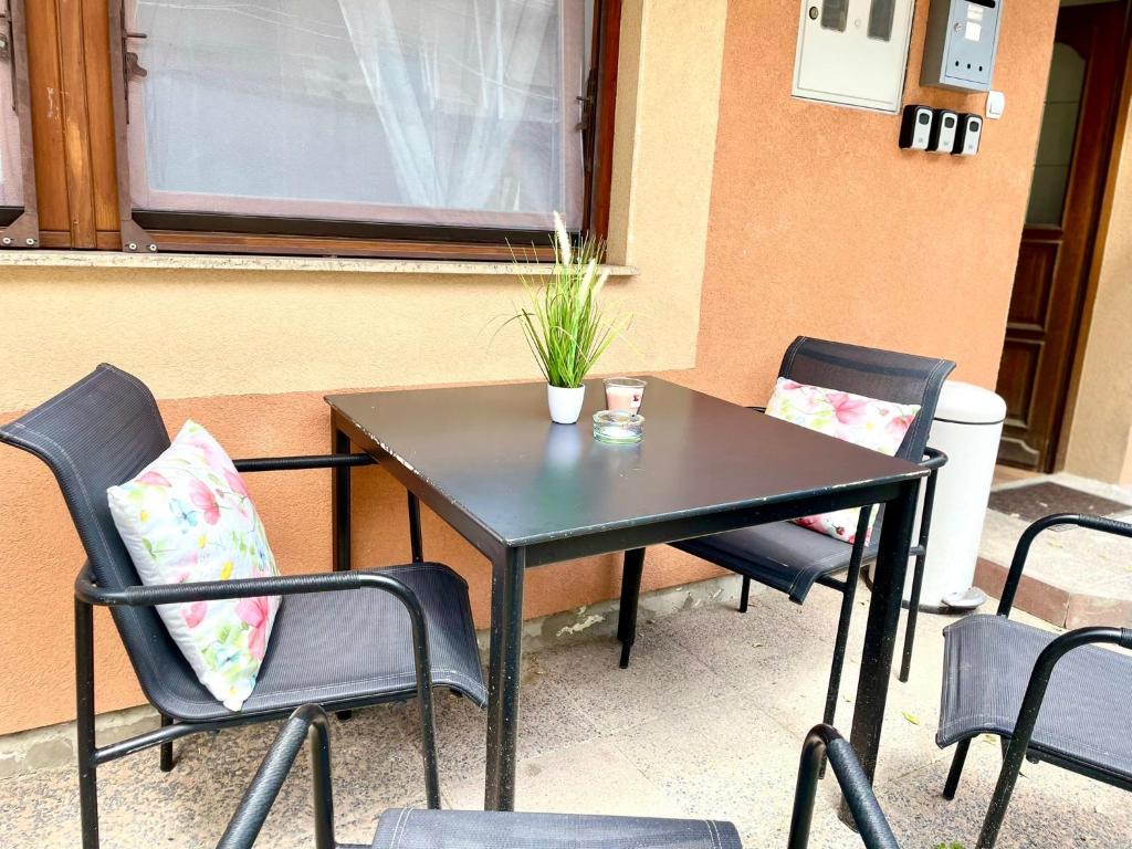 Courtyard Flats Studio URBAN STAY