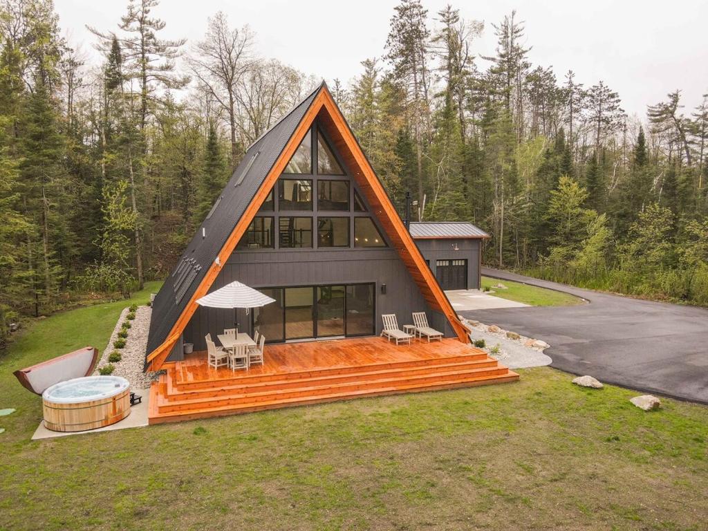 TreeTops Ayframe, Supersized AFrame on the River with Hot Tub, Indian River