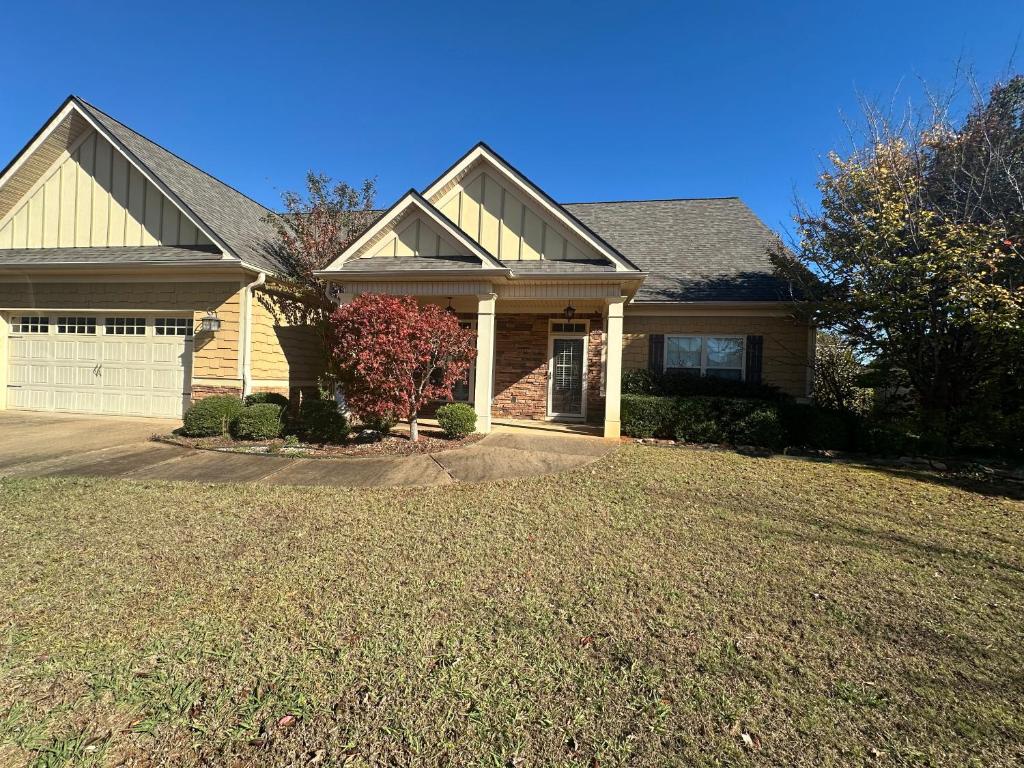 Cozy LaGrange Getaway!!, La Grange