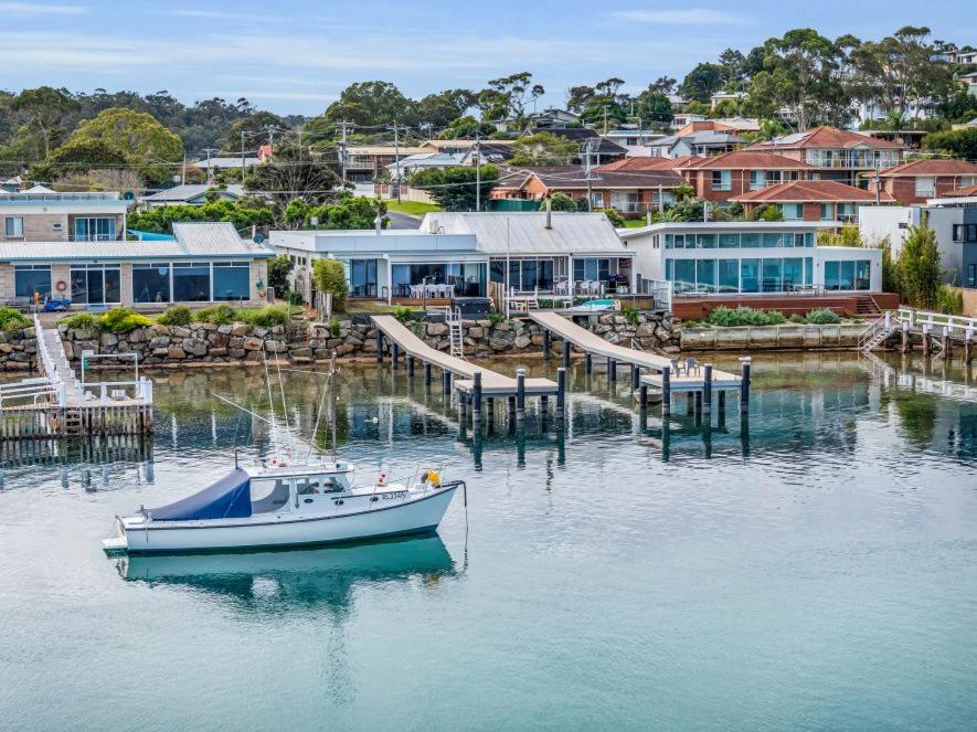 Lake Front - Outdoor Hot tub, Merimbula