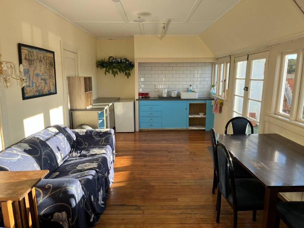 Kitchen, Chalet Backpackers in Dunedin