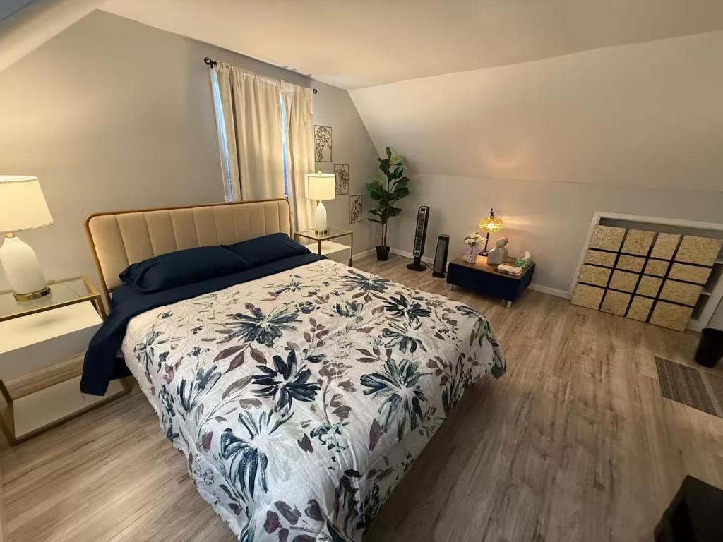 Charming Long Island Room, Farmingdale