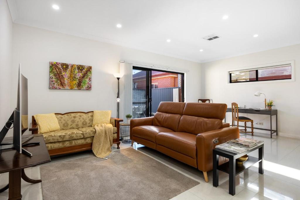 Clay and Clover, Thebarton