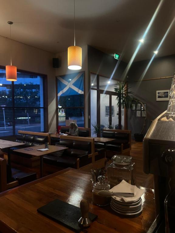Bar/lounge, On Top Backpackers in Dunedin