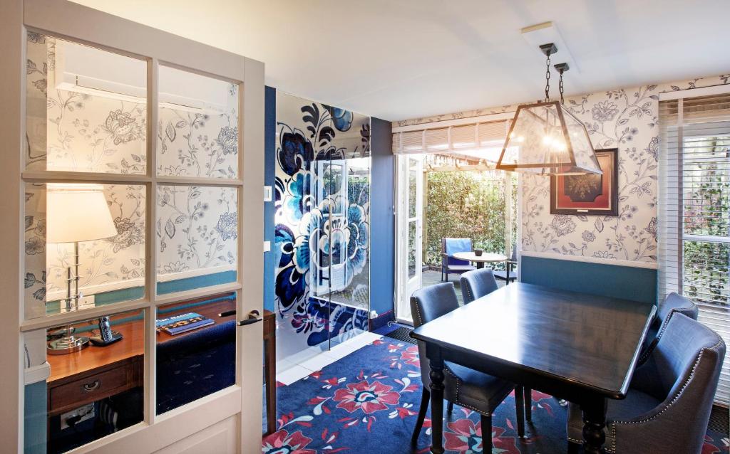 Carlton Ambassador Hotel