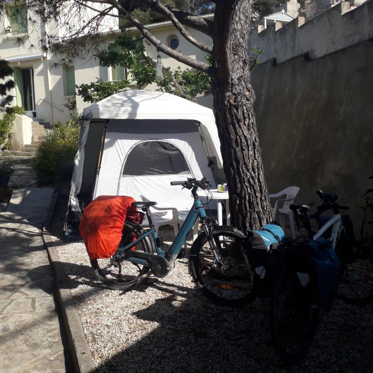 Deux tentes confortables dans un joli jardin idéalement situé - 2