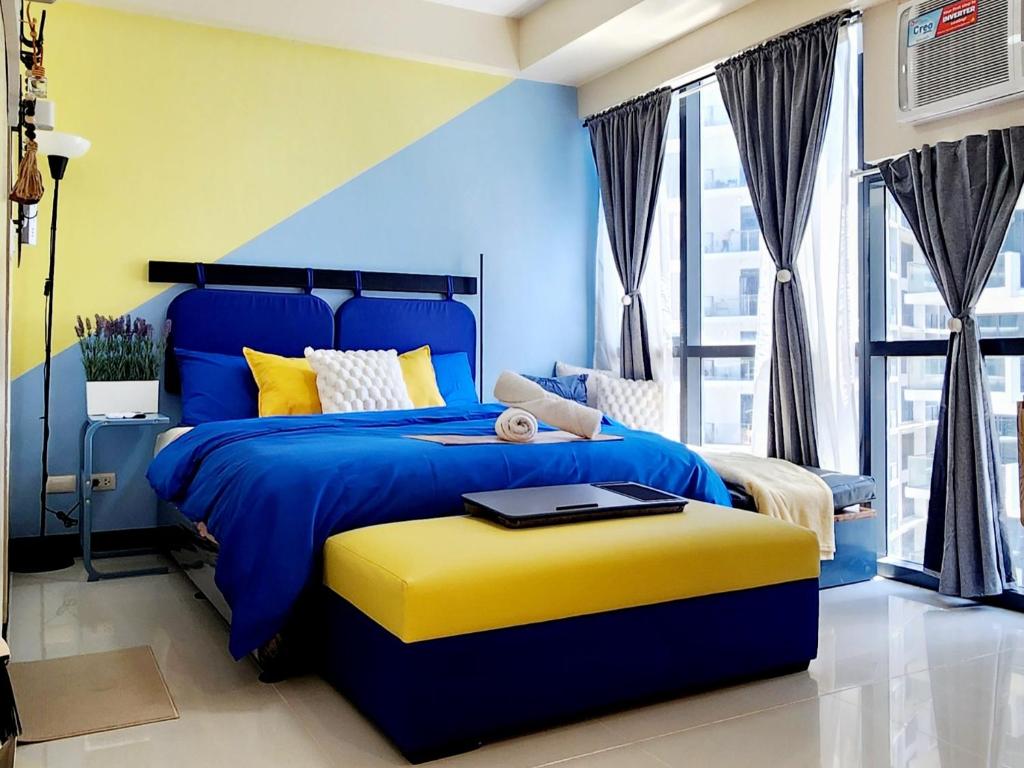 14e BGC Cozy Vibrant unit minutes Walk to Grand Canal Mall with Paid Parking on Premise Pet friendly with Pool and Gym, Manila