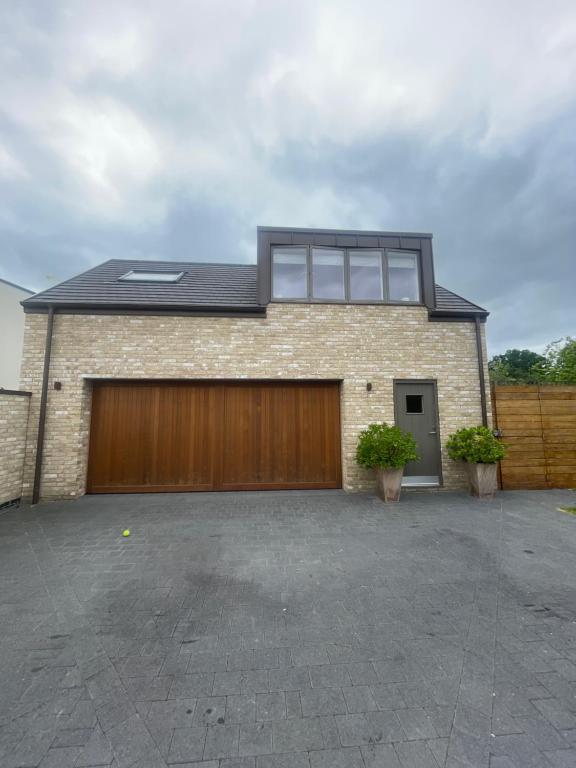 Lewis House studio with parking, Girton