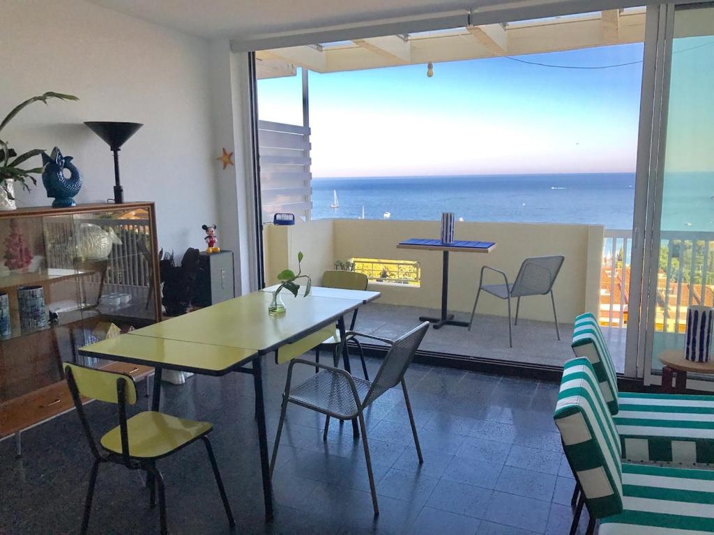 Cosy apartment with fabulous SEA VIEWS 70's style, Sant Feliu de Guíxols