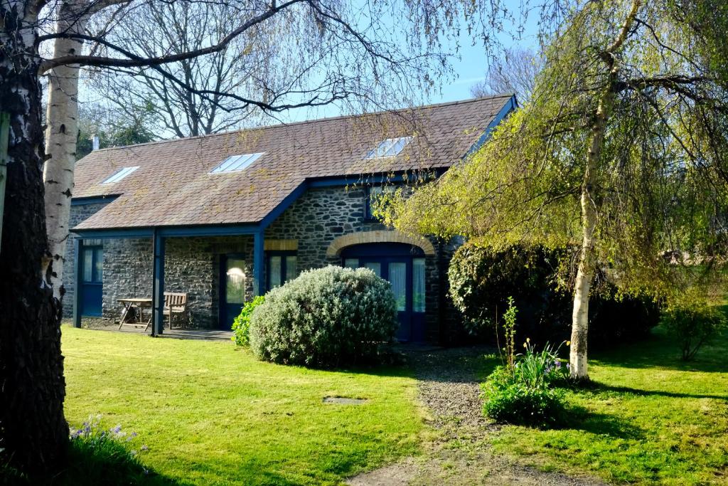 Pretty barn conversion in seaside village, Llansantffraid