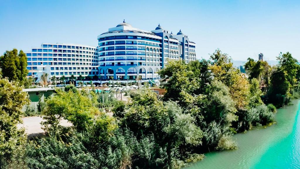 Alarcha Hotels & Resort - All Inclusive — Hotel building in Manavgat