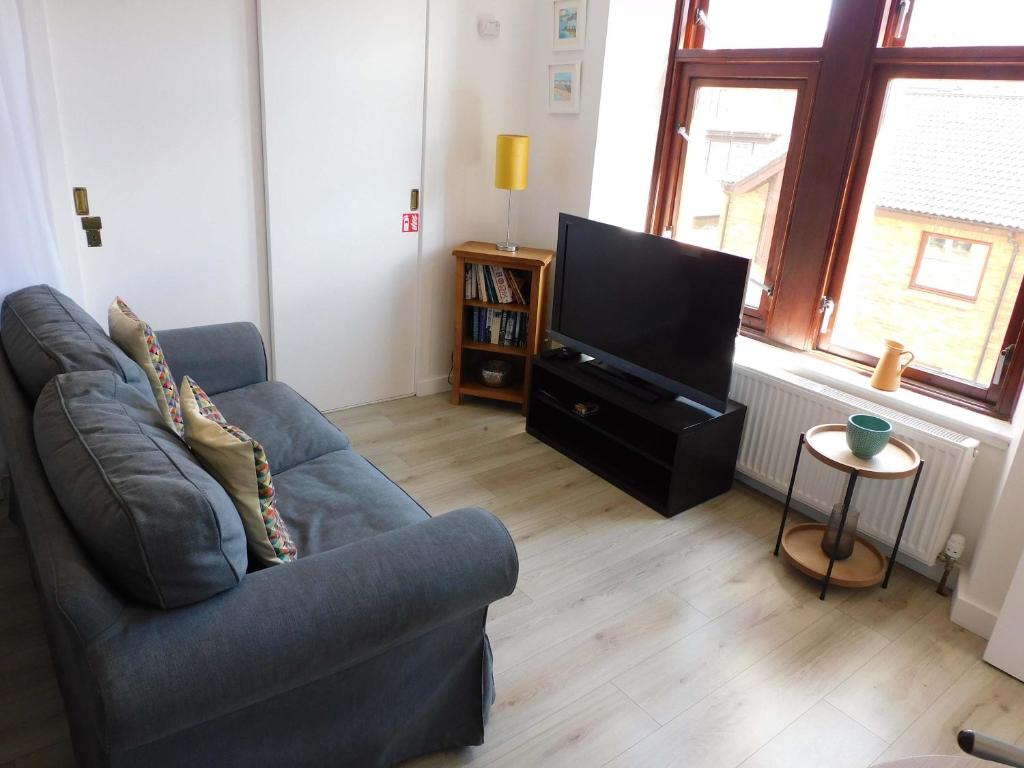 Modern bright studio apartment in south Glasgow, Glasgow