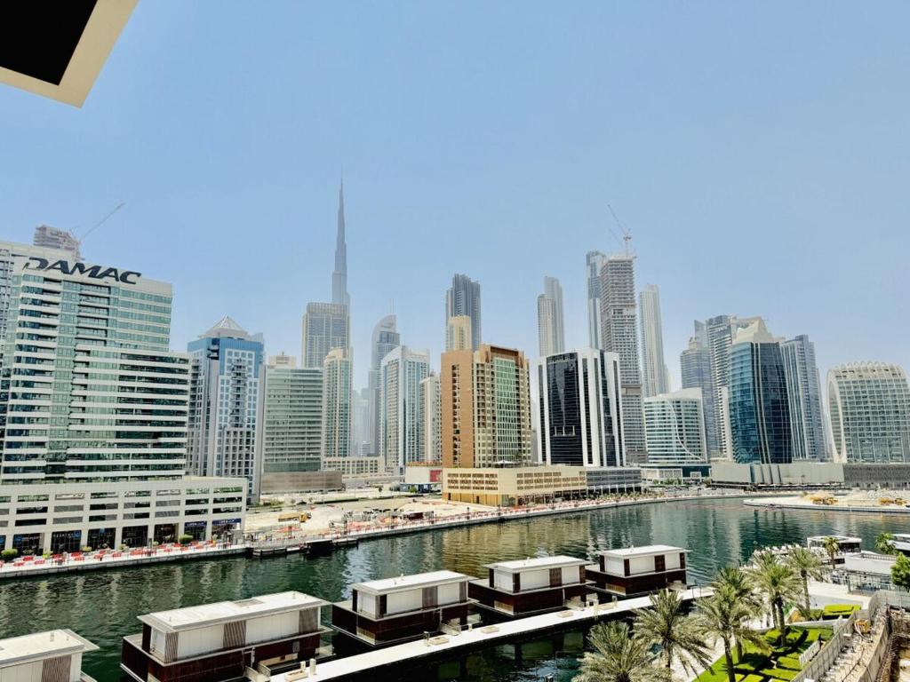 Vserve - 1 BR Escape With City Views & Canal Vibes, Dubaï