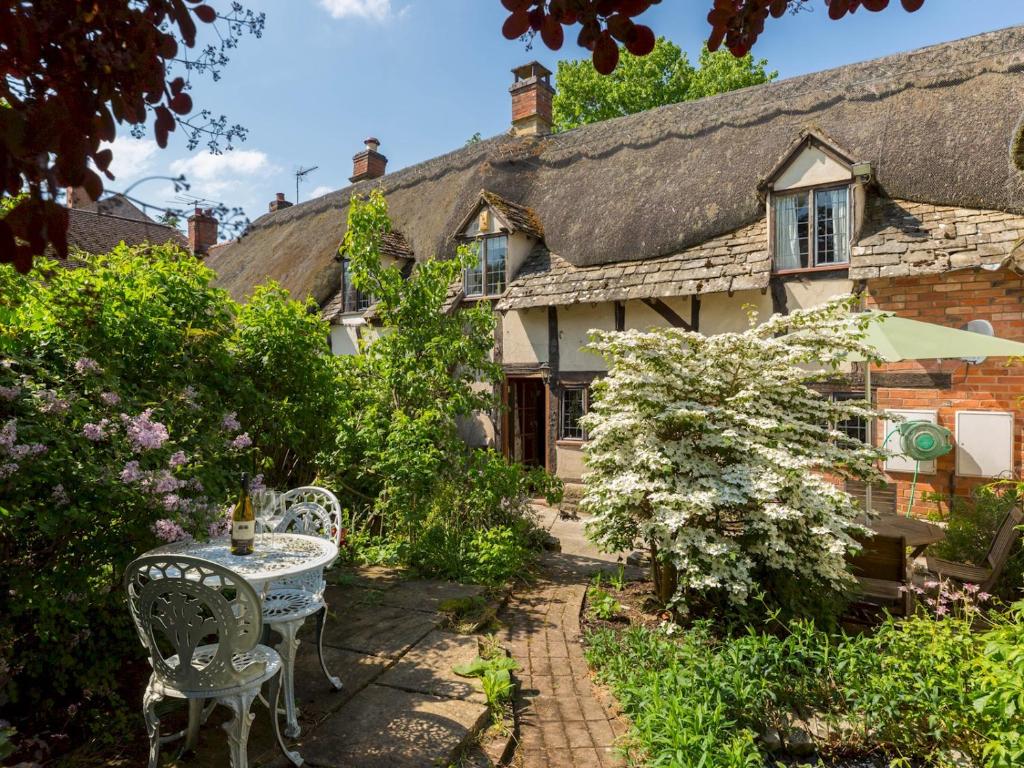 Pass the Keys Dara Cottage 16th Century Thatched Cottage, Mickleton
