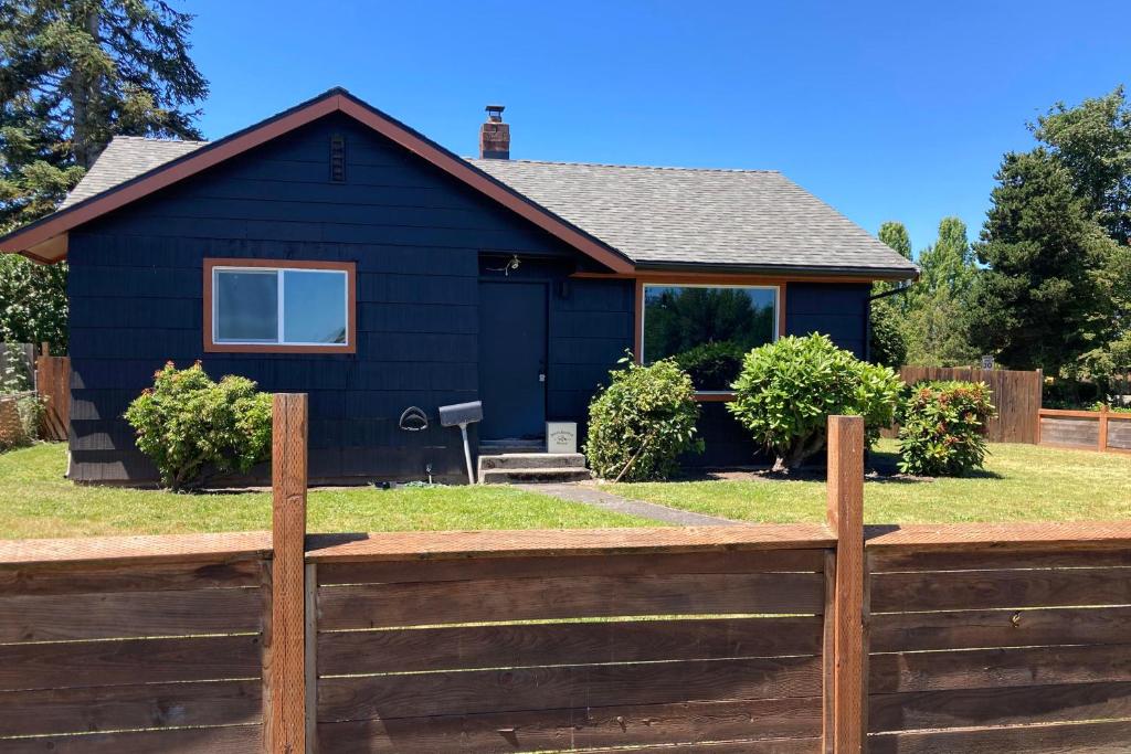 3 Mi to Emerald Downs Pet-Friendly Home, Auburn