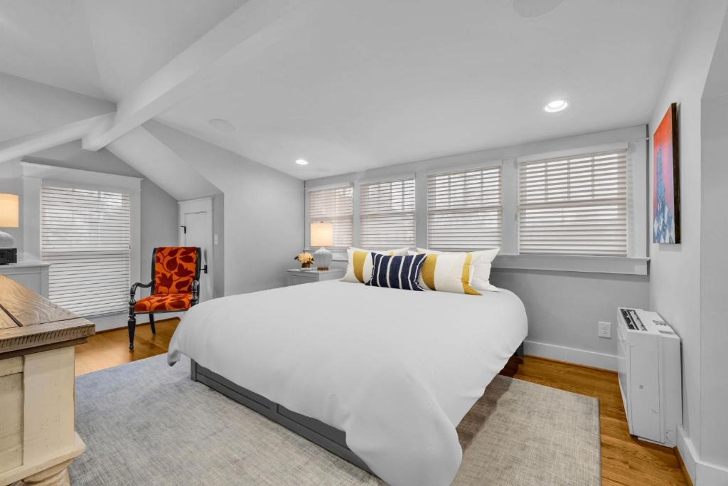 Historic West End Guest Studio Suite by SkyRun Nashville, Nashville