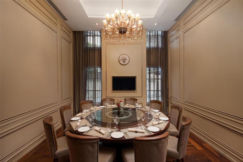 Restaurant, Radisson Suites Bangkok Sukhumvit in Bangkok