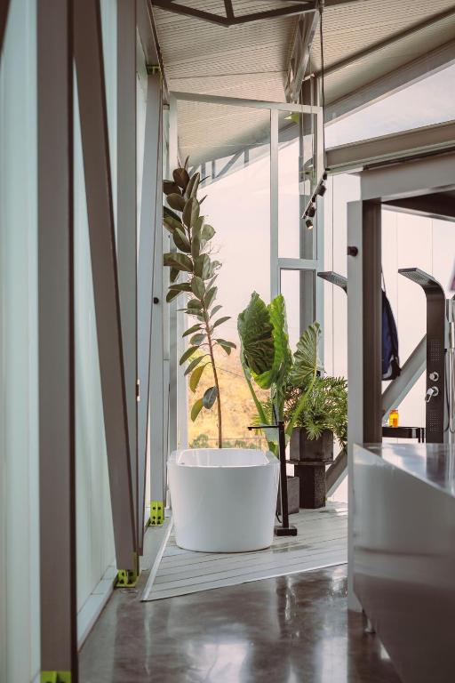 Hightech deluxe master suite and pool access, Cedro